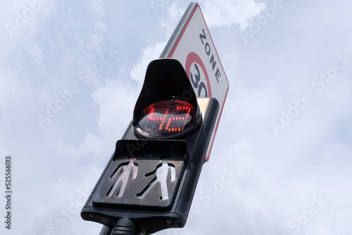 Panneau de signalisation pour les piétons avec un compte à rebours pour le temps d'attente pour traverser photo