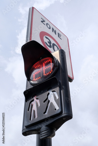 Panneau de signalisation pour les piétons avec un compte à rebours pour le temps d'attente pour traverser photo