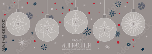 Weihnachtsdekoration mit Christbaumkugeln und deutschem Text - beige