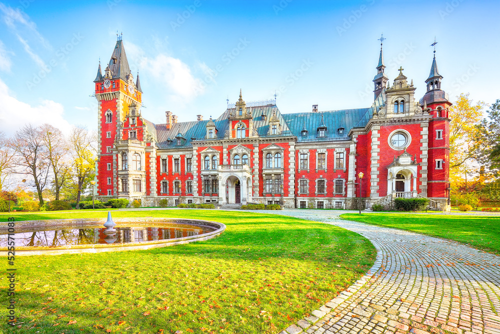 Obraz premium Breathtaking autumn landscape with Plawniowice palace.