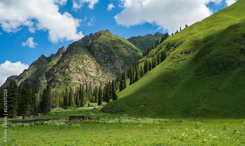 Obraz premium landscape of huge mountains in Xinjiang, China