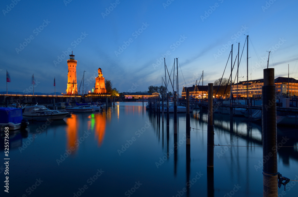 Der Hafen von Lindau am Bodensee zur Blauen Stunde mit seinem markanten Leuchtturm.