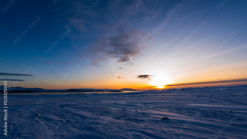 Isländische Landschaft bei Sonnenaufgang im Winter im Hintergrund der Pingvallavatn