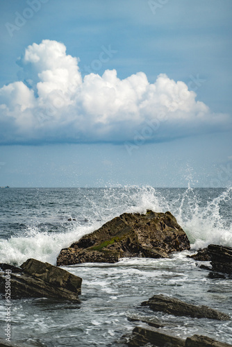 雲と岩に砕ける波