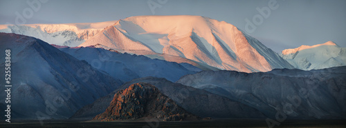 Foto Mountains of Western Mongolia, snow on the peaks, desert mountain slopes, sunris