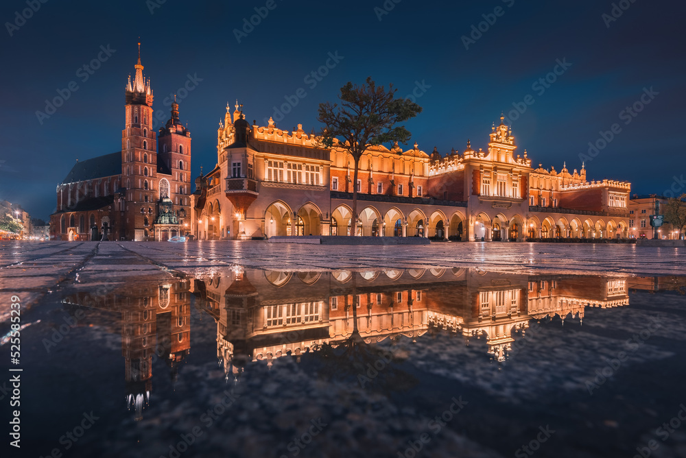 Obraz na płótnie The main square in Krakow with a view of the cloth hall, St. Mary's Basilica in a natural mirror. Rynek główny w krakowie z widokiem na sukiennice, bazylikę mariacką w naturalnym lustrze. w salonie