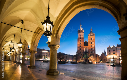 The main square in Krakow with a view of the cloth hall and St. Mary s Basilica. Rynek g    wny w krakowie z widokiem na sukiennice i bazylik   mariack  .
