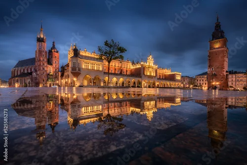 Obraz The main square in Krakow with a view of the cloth hall, St. Mary's Basilica in a natural mirror. Rynek główny w krakowie z widokiem na sukiennice, bazylikę mariacką w naturalnym lustrze.