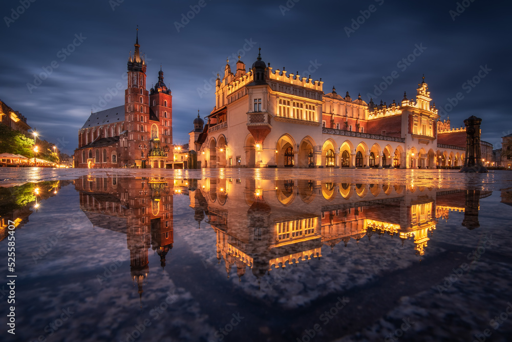 The main square in Krakow with a view of the cloth hall, St. Mary's Basilica in a natural mirror. Rynek główny w krakowie z widokiem na sukiennice, bazylikę mariacką w naturalnym lustrze. - obrazy, fototapety, plakaty 