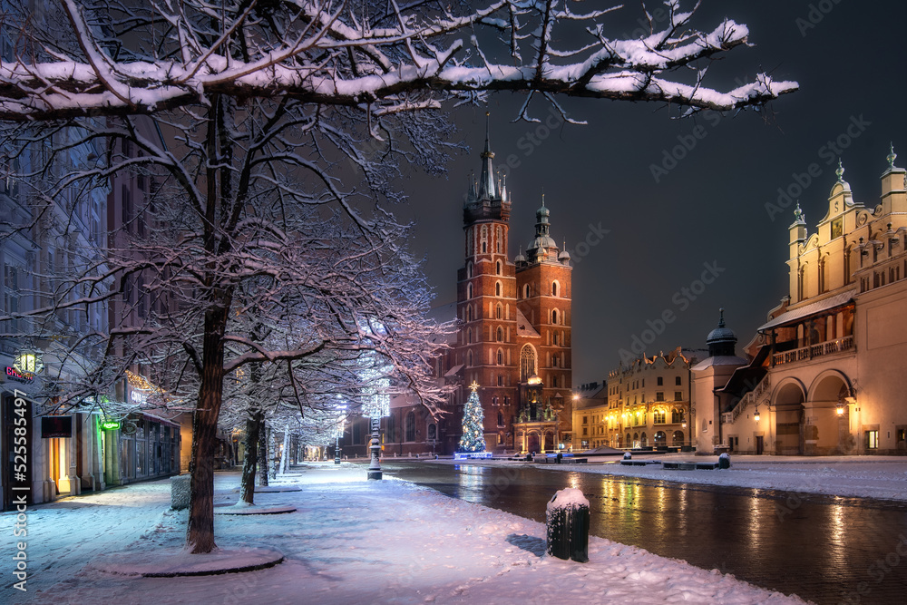 The main square in Krakow with a view of the cloth hall and St. Mary's Basilica in winter. Rynek główny w krakowie z widokiem na sukiennice, bazylikę mariacką w zimie.  - obrazy, fototapety, plakaty 