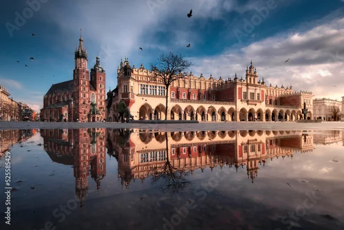 Obraz The main square in Krakow with a view of the cloth hall, St. Mary's Basilica in a natural mirror. Rynek główny w krakowie z widokiem na sukiennice, bazylikę mariacką w naturalnym lustrze.