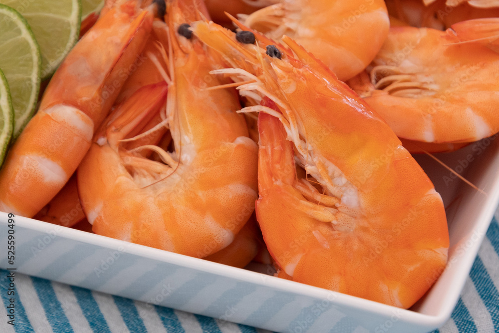 plat de crevettes roses en gros plan plat de crevettes roses en gros plan