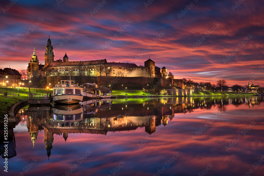 Krakow, Poland. View of the Wawel castel and the Vistula River at sunrise. Widok na Wawel i rzekę Wisłę o wschodzie słońca. Zamek Królewski na Wawelu - obrazy, fototapety, plakaty 