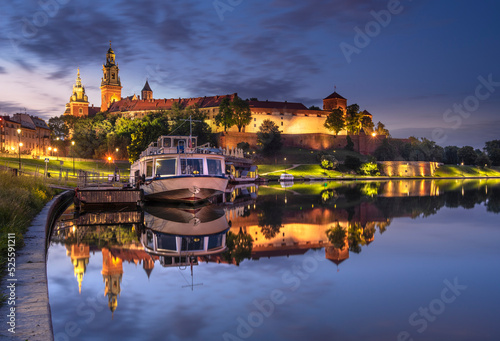 Krakow, Poland. View of the Wawel Castel and the Vistula River at sunrise. Widok na Wawel i rzekę Wisłę o wschodzie słońca. Zamek Królewski na Wawelu.