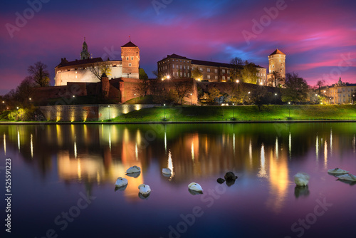 Krakow, Poland. View of the Wawel Castel and the Vistula River at sunrise. Widok na Wawel i rzekę Wisłę o wschodzie słońca. Zamek Królewski na Wawelu
