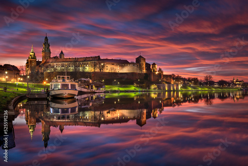 Krakow, Poland. View of the Wawel castel and the Vistula River at sunrise. Widok na Wawel i rzekę Wisłę o wschodzie słońca. Zamek Królewski na Wawelu