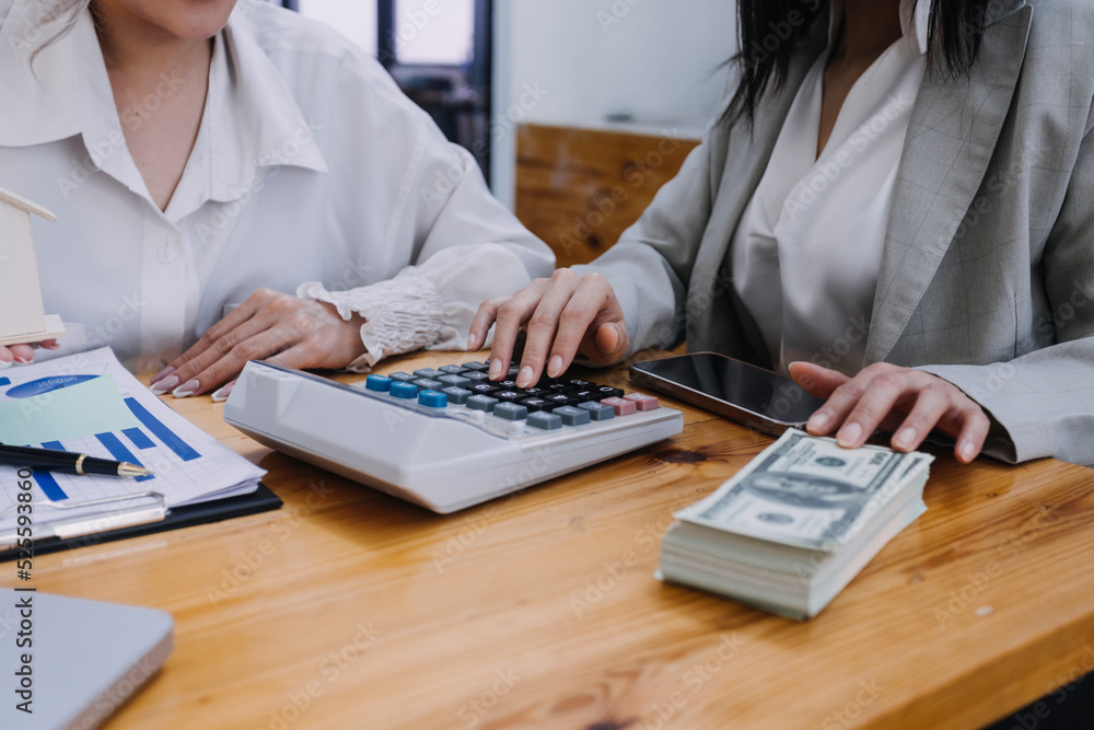 Fototapeta premium Businesswoman or accountant working Financial investment on calculator, calculate, analyze business and marketing growth on financial document data graph, Accounting, Economic, commercial concept.