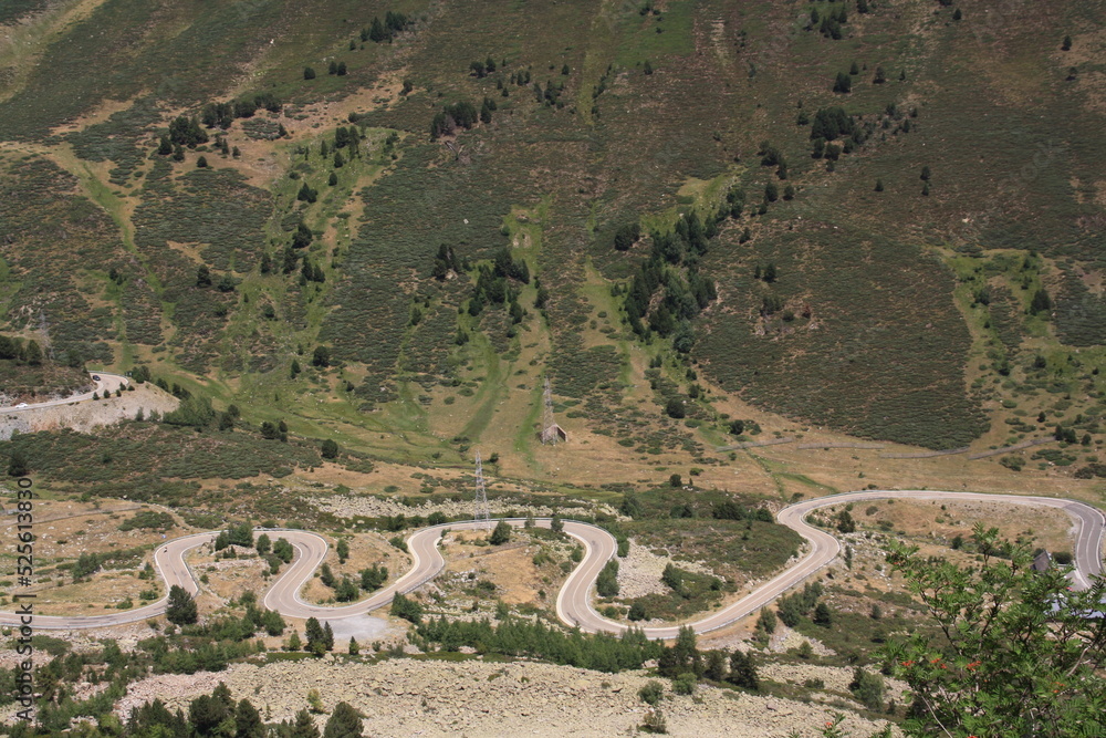 Fototapeta premium carretera de montaña serpenteando en subida