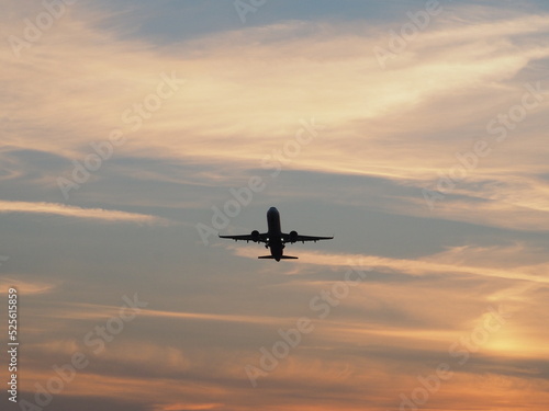 wzlatujący samolot na tle nieba o zachodzie słońca © EwaAF