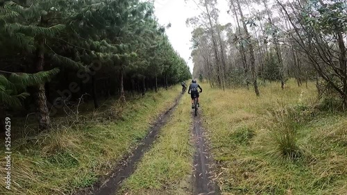 hombre que sube en bicicleta de montaña photo