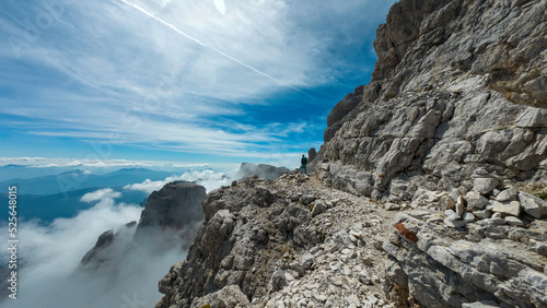 Fotografi climbing the via ferrata via delle bocchette mountain sign in the brenta Dolom