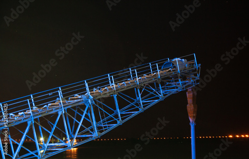Grua portuaria de noche photo