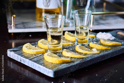 Obraz na płótnie bebida con tequila y limon 