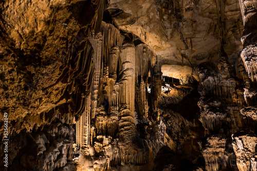 Formations géologiques calcaires à l'intérieur de la Grotte des Demoiselles