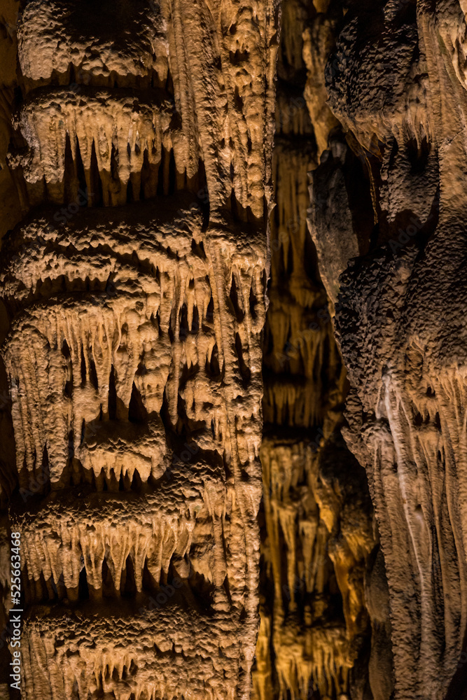 Formations géologiques calcaires à l'intérieur de la Grotte des Demoiselles