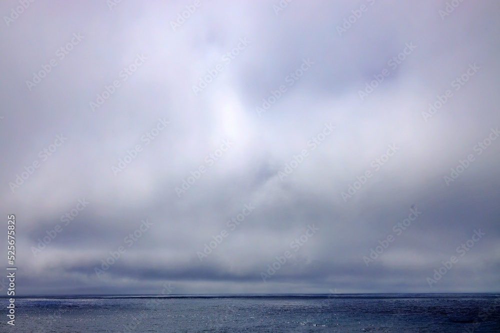 Mystische Wolkenformation über Ozean
