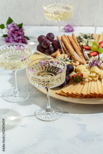 Canvas-taulu Antipasto platter of various types of soft and hard cheese