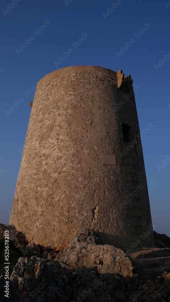 Torre en la Sierra de la Tramuntana en Mallorca, España