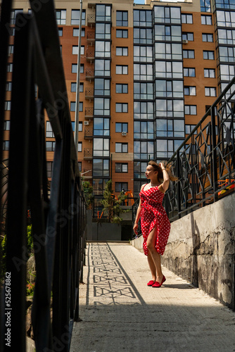 Foto girl in a red dress in white polka dots