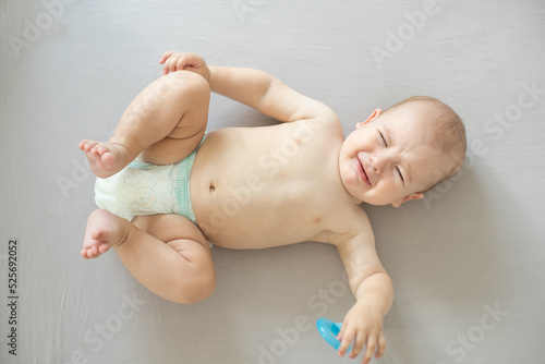 Photo Portrait of crying baby on bed