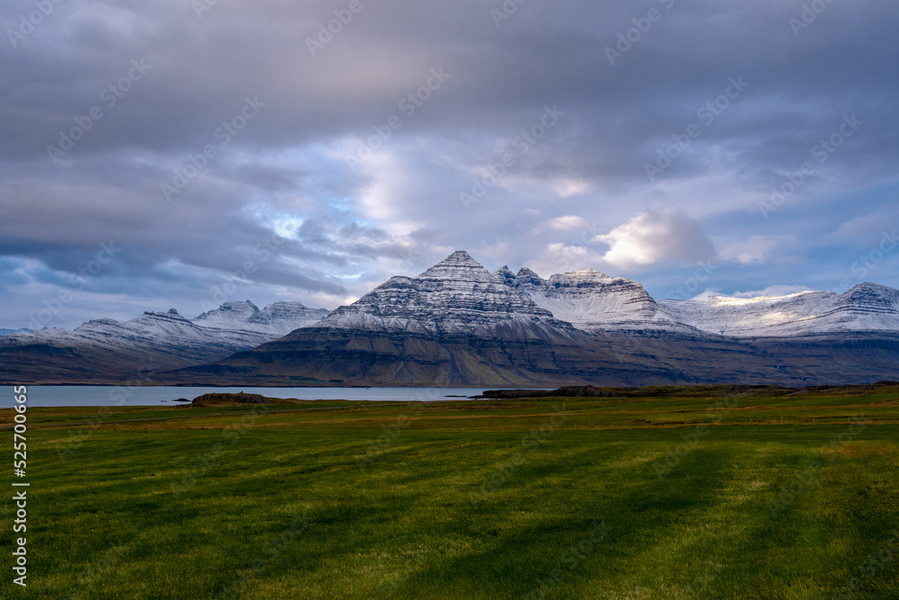 Fototapeta premium tolle Aussicht vom Dorf Berunes auf den Berg Búlandstindur und den Fjord 