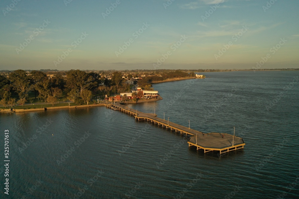 Vista aérea del muelle en la laguna de Chascomús, Provincia de Buenos ...