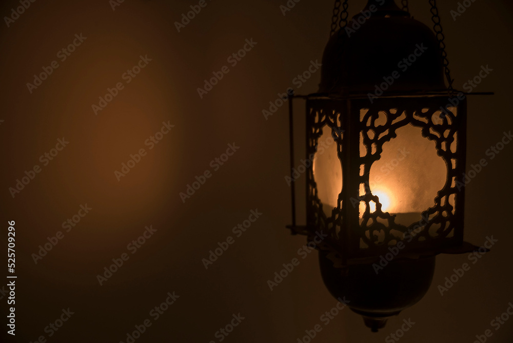 blask światła orientalnej lampy w ciemności