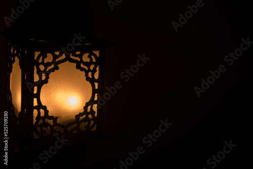 blask światła orientalnej lampy w ciemności. Brak światła elektrycznego