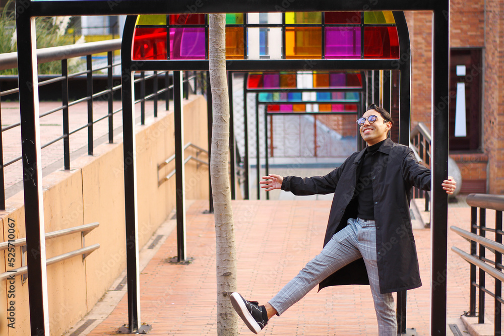 Obraz premium self-confident and joyful young man living life
