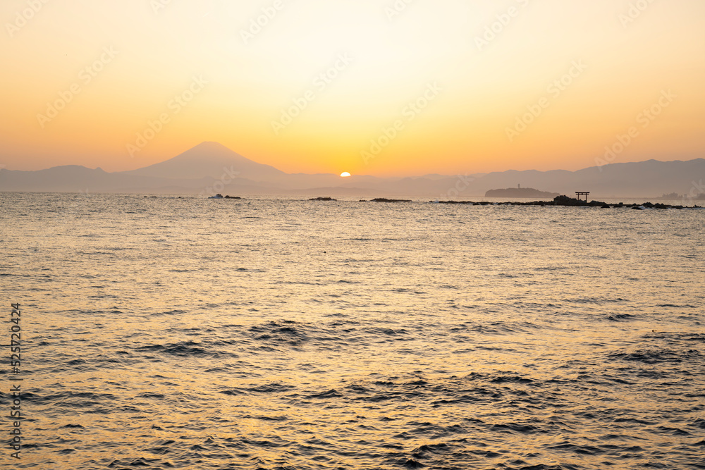 富士山と相模湾　沈む夕日