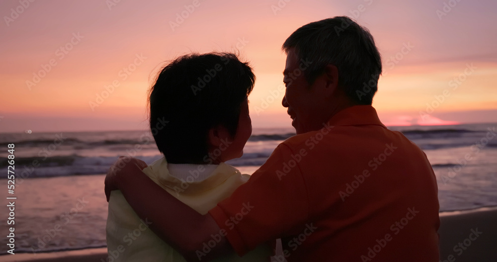 silhouette elderly couple chatting