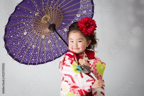 Wallpaper Mural 着物を着て傘を持っている少女 Torontodigital.ca