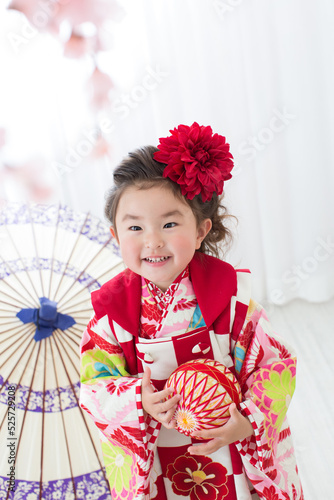 鞠で遊ぶ着物を着た少女