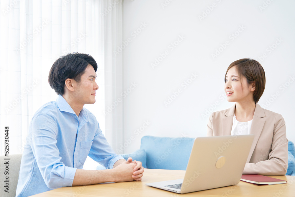 訪問営業するビジネスウーマン