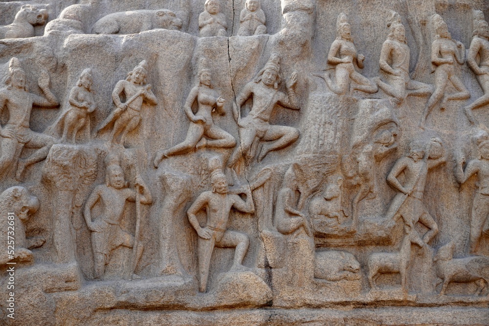 Obraz premium Descent of the Ganges: A giant open-air rock bas relief carved on two monolithic rocks in Mahabalipuram. It contains sculptures of animals, God, people and half-humans carved in the rock relief.