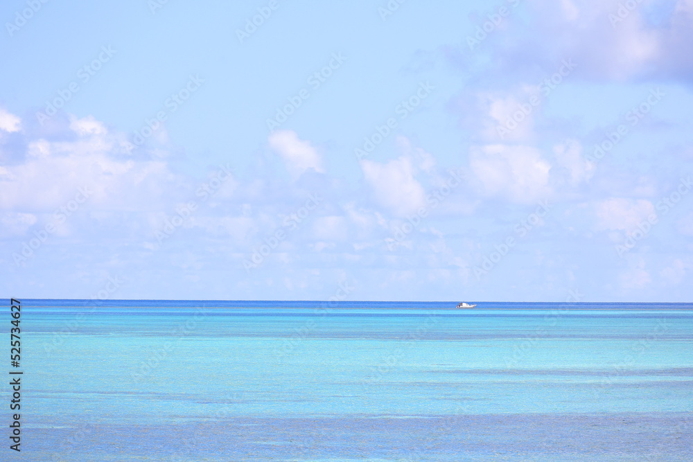 リゾート地の海に小さな船がいる風景