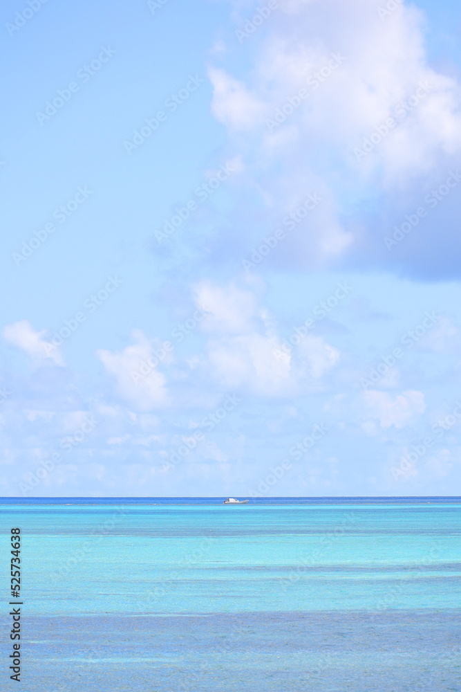 Obraz premium リゾート地の海に小さな船がいる風景