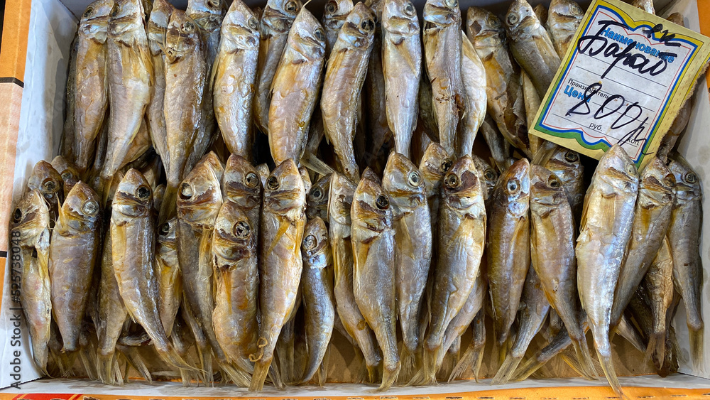 Obraz premium Dried fish on the store counter with a price tag