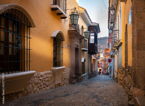 Foto colorful tourist colonial houses to visit in La Paz Bolivia and Latin America