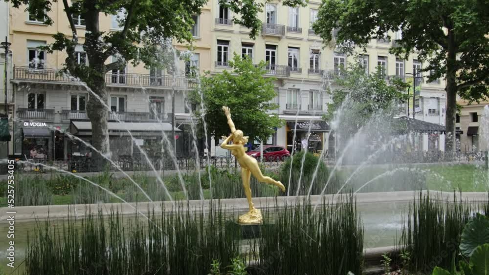statue 